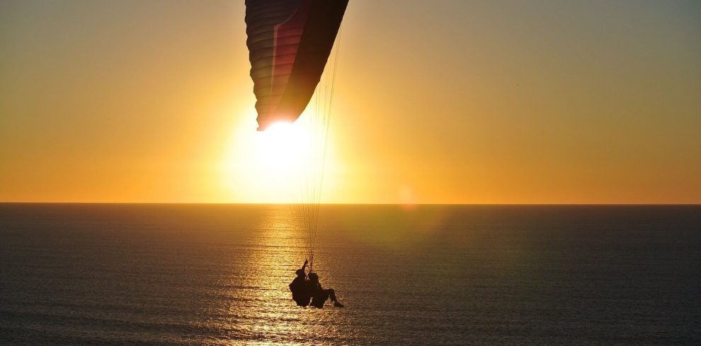 paragliding-918721_1920 (1)
